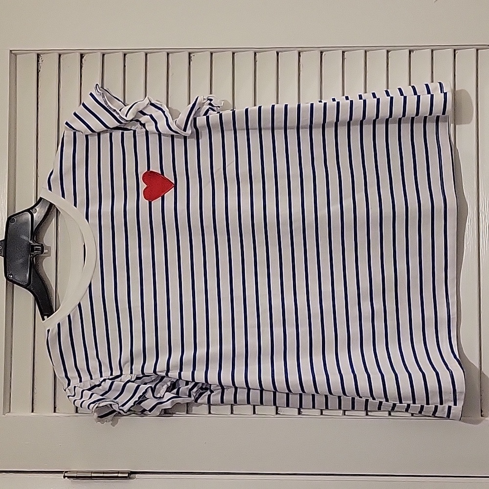 NWOT ruffle sleeve t shirt w  embroidered heart detail sz 0X